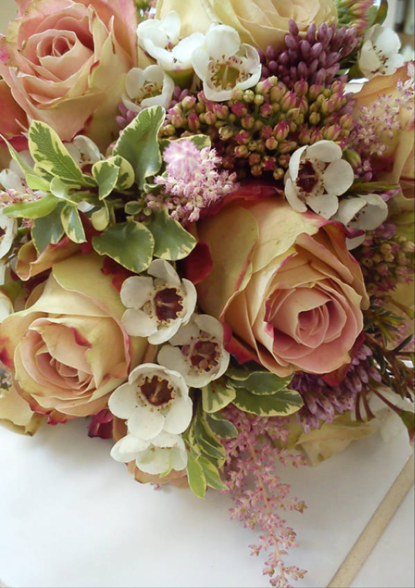 Bride and groom with bespoke Cotswolds wedding flowers by Allium